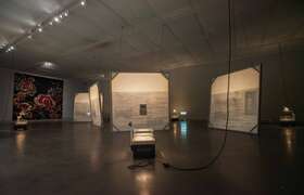 《泛．南．岛艺术祭》展览现场，图为张致中作品〈海不平面〉(中)与雷恩作品〈Emadi-4〉(