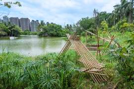 《泛．南．島藝術祭》展覽場域擴延至戶外園區，透過重新規劃的文化植栽與竹編作品呈