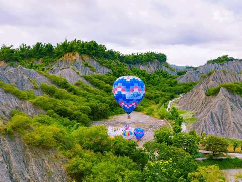 高雄觀光局在田寮月世界熱氣球試飛成功