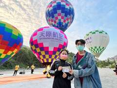 游客使用高雄券於月世界现场购票搭乘热气球。