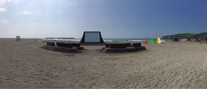 200寸沙雕投影画面及沙雕座位区让民众可以享受海滩星空电影院