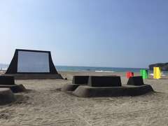 200寸沙雕投影画面及沙雕座位区可以享受海滩星空电影院