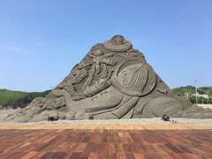 「星沙傳奇-2021旗津黑沙玩藝節」明日登場，觀光局打造超過6米高的「太空騎鯨」巨型主雕