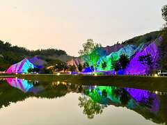 田寮月世界夜间光雕及装置艺术已成为热门拍照打卡景点。