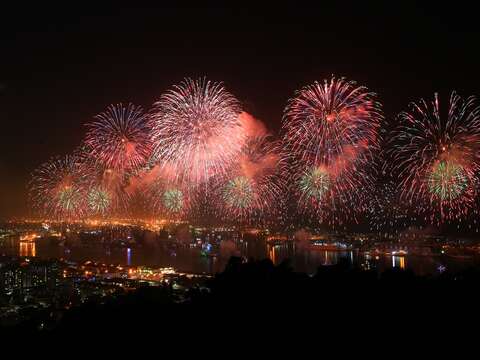 2021National Day Fireworks in Kaohsiung marks Kaohsiung's growth and transformation Mayor Chen Chi-Mai exhibit the confidence and beauty of Kaohsiung to the world