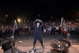 11月6日金曲歌王-许富凯与台下民众互动，现场气氛十分热烈。