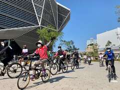 「十面埋伏单车游」活动民众骑车出发。
