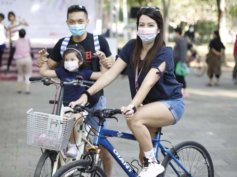 台灣媳婦「法國安娜」帶著家人一起騎車