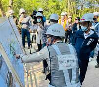 壽山動物園「新動物園運動」改建工程進行中，副市長林欽榮(右)巡視