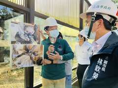 壽山動物園「新動物園運動」改建工程進行中，副市長林欽榮(右)巡視了解進度
