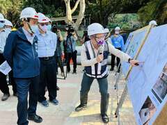 寿山动物园「新动物园运动」改建工程进行中，副市长林钦荣(左)巡视