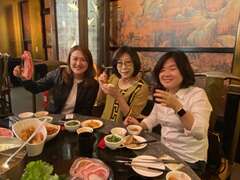 康裕成议员、高闵琳议员及陈慧文议员大赞老四川真够味 图说三.林智鸿议员试吃认证卜卜锅的鲜美可口