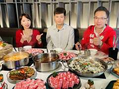 林智鸿议员试吃认证卜卜锅的鲜美可口