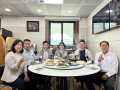 陈丽珍议员、李顺进议员、陈善慧议员、曾丽燕议长、曾俊杰议员、王义雄议员欢喜开锅(由左到右)