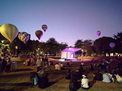 民眾在熱氣球陪伴下聆聽歌手演唱，享受片刻美好
