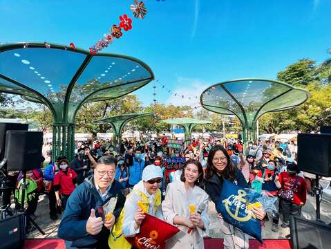 三角公園經許慧玉議員大力爭取預算整修完成，高雄市許慧玉議員(左二) 、朱海君(右二)、高雄市觀光局長周玲妏(右一)、高雄市民政局長閻青智(左一)在整建後的三角公園與熱情民眾合影