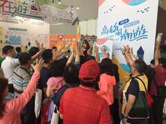 旅展现场好礼，民众热情索取。