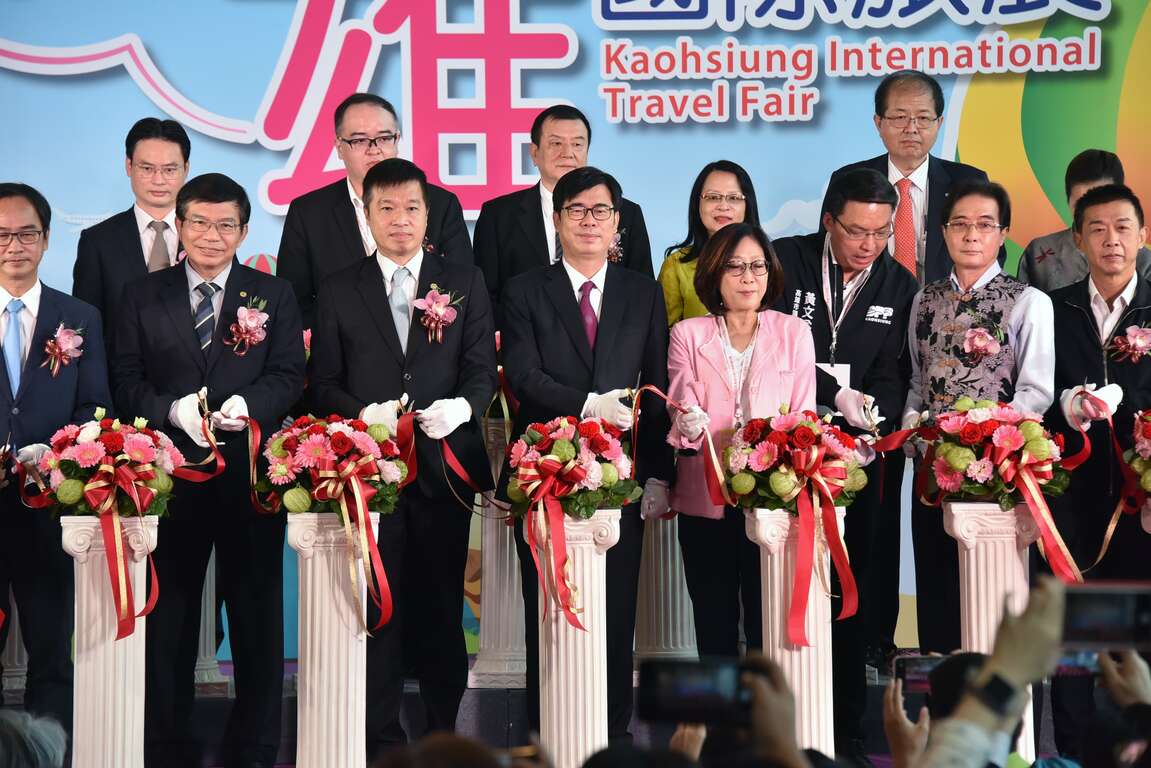 高雄市长陈其迈与贵宾们剪彩