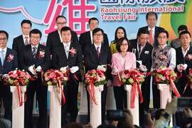 高雄市长陈其迈与贵宾们剪彩