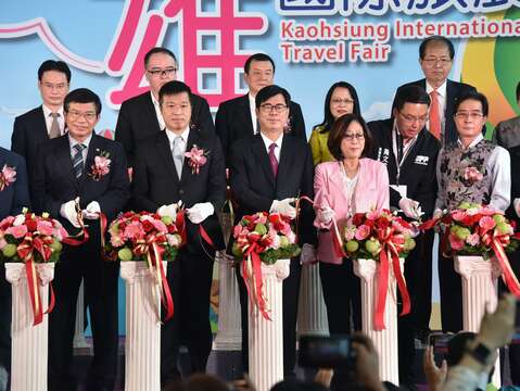 高雄市长陈其迈与贵宾们剪彩