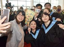 高雄市长陈其迈与民众合照