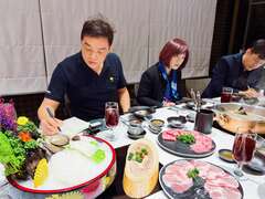 美食评审们专业评比中。