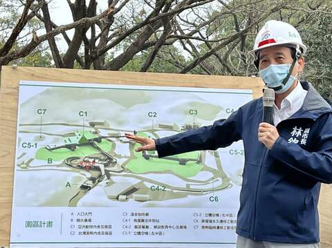 林副市长聆听并说明工程进度-2