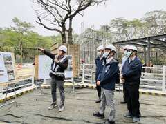 林副市长聆听并说明工程进度-1