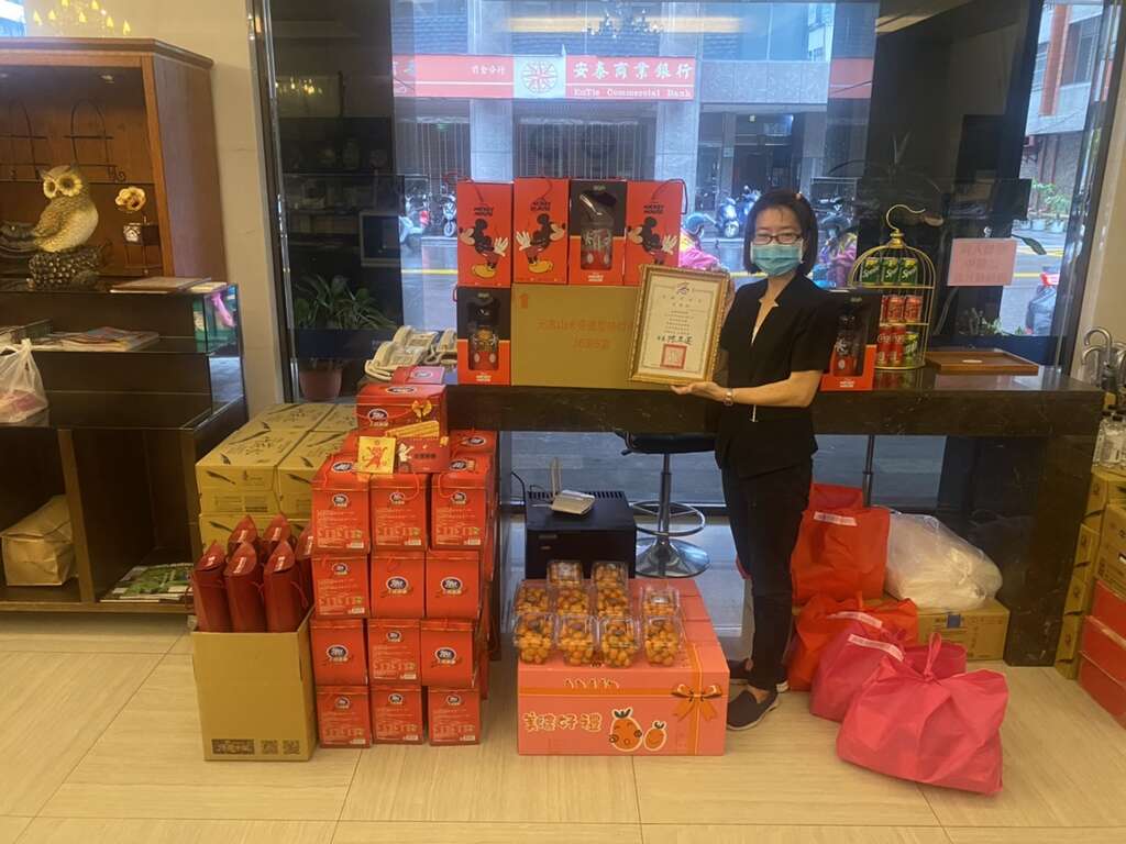 高市府赠送入住防疫旅馆居隔民众春节礼盒及水果,并表达感谢携手防疫,由防疫旅馆人员代为接受及转送。
