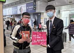 民众於高铁旅服兑换高雄福袋