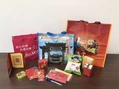 高雄双城迎财神福袋示意图（内有中外饼舖日日发财绿豆糕、美浓金砖米、乖乖、健司花生脆片、庙宇特色口罩、香火袋、压轿金等）