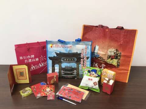 高雄双城迎财神福袋示意图（内有中外饼舖日日发财绿豆糕、美浓金砖米、乖乖、健司花生脆片、庙宇特色口罩、香火袋、压轿金等）