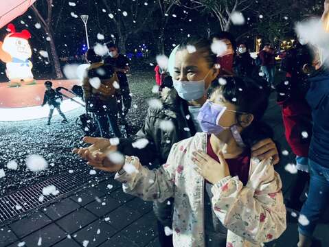 童趣大道雪花纷飞场景