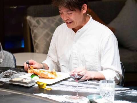 来爱河湾赏灯後，推荐可到周边餐酒馆，