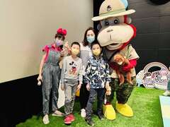 小朋友与「爱妮阿姨」、「猩动哥」开心合影