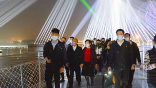 行政院长苏贞昌与苏夫人詹秀龄甜蜜过福桥