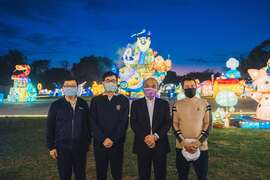 高雄市长陈其迈带行政院长苏贞昌花灯巡礼