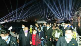行政院长苏贞昌走过大港虎桥（浮桥）沾沾福气