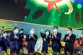总统蔡英文指向现场表演惊喜处