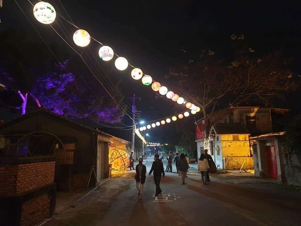 黄埔新村东巷彩绘灯笼吊挂布置村里巷弄别具特色。