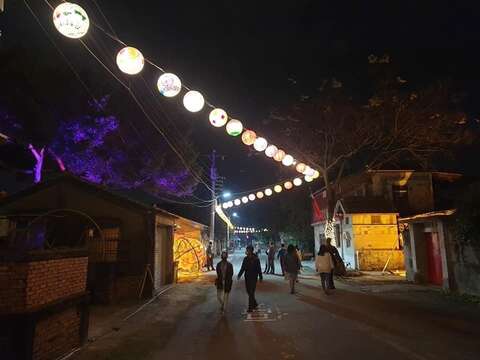 黃埔新村東巷彩繪燈籠吊掛布置村里巷弄別具特色。
