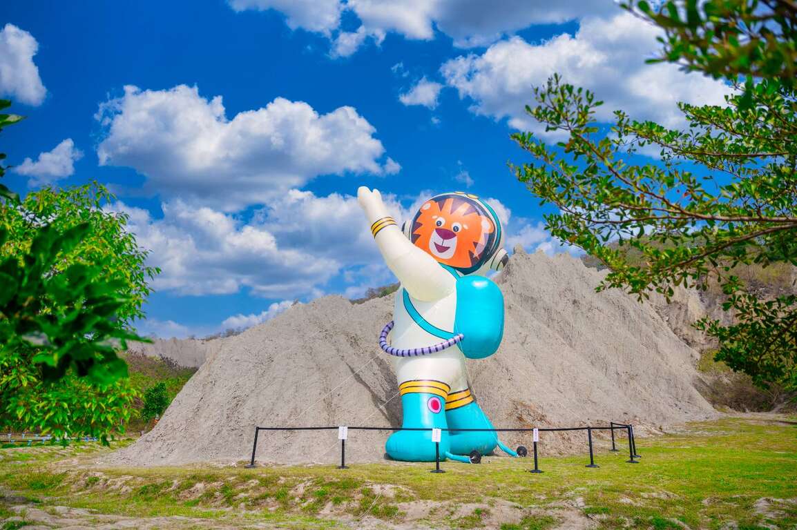 10米高萌虎太空人降临月世界