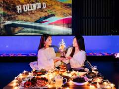 观光局邀请美食旅游部落客「刘玧希-Evan梦游世界」(右)及旅游IG网红Hannah，亲自带路踩点餐酒馆。（警语：酒後不开车，安全有保障）。