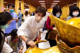 文青男神谢哲青带路高雄宗教观光，春节期间到关帝庙贴金牛祈福。