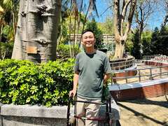 森林城市协会庄杰任理事长与猢狲木合影