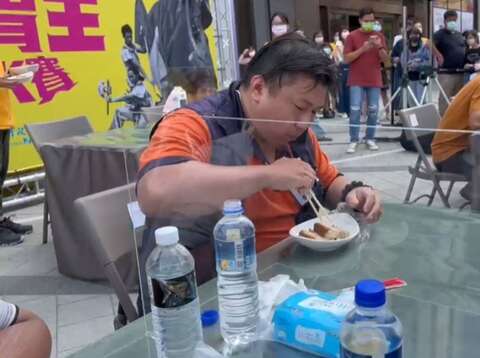 第二名摔角選手劉上豪於20分鐘內吃了1.5公斤封肉。
