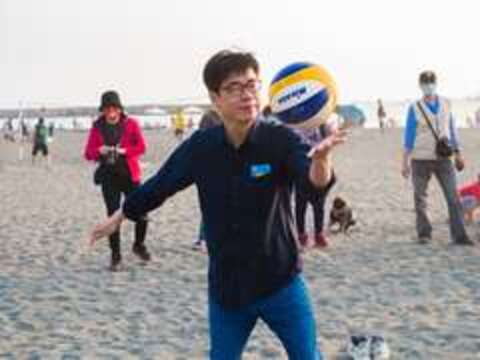 陳其邁市長玩沙灘排球