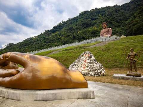 六龟大佛是当地知名景点
