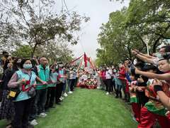 多位左楠区在地议员和里长，小朋友一起庆祝莲潭溜索乐园开幕