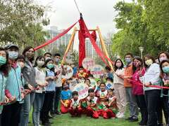 多位左楠区在地议员和里长，小朋友一起庆祝莲潭溜索乐园开幕